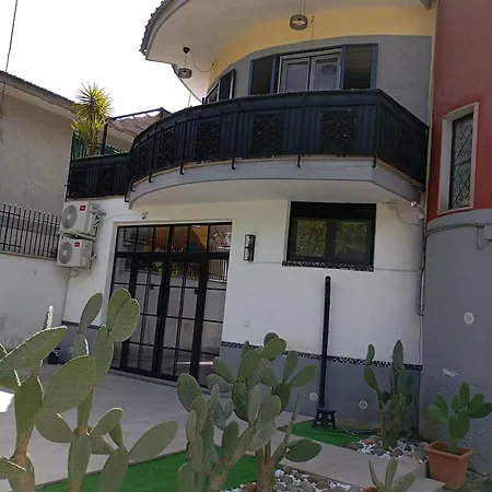 Red Bridges House Maria Nápoles